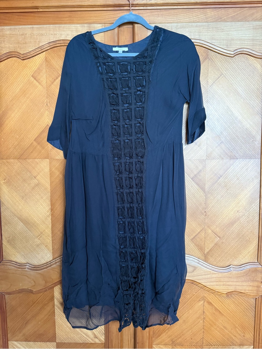 Sula Exquisite Silk dress w crochet detailing sz xs